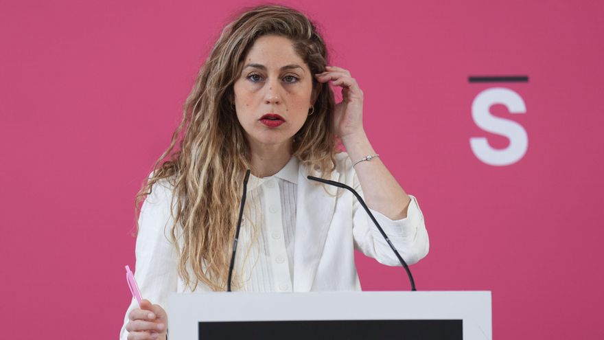 La cocoordinadora de Sumar Lara Hernández durante una rueda de prensa. 
