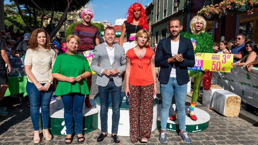 El alcalde Gáldar, Teodoro Sosa; el concejal de Cultura y Fiestas del consistorio, Julio Mateo; la concejala de Igualdad del Ayuntamiento de Gáldar, Ana Teresa Mendoza; la concejala de Recursos Humanos, Idaira Mateos, y la concejala de Política del Mayor, Dolores Delgado.