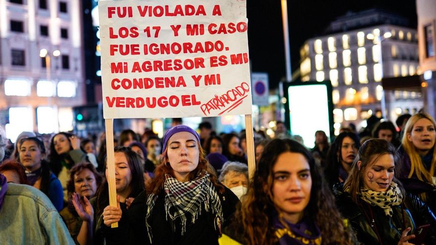 Una manifestante sostiene una pancarta durante la manifestación del 8M en Madrid