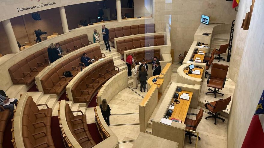 El Parlamento de Cantabria, con el pleno suspendido durante el apagón.