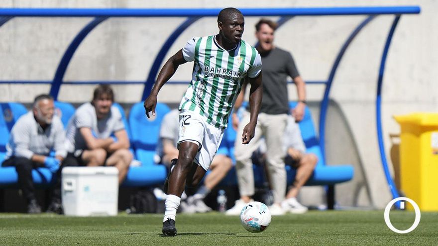 Fomeyem se asienta como el pilar inamovible de la defensa del Córdoba CF