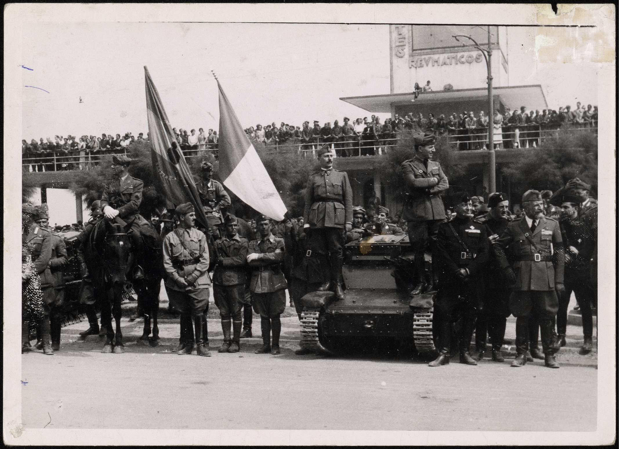 "Presidencia del desfile. General Dávila y general Doria Roiseco". | Biblioteca Nacional de España