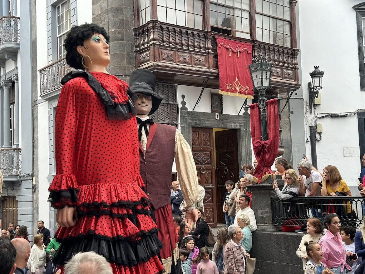 Los mascarones toman las calles de Santa Cruz de La Palma en las Fiestas de la Cruz.