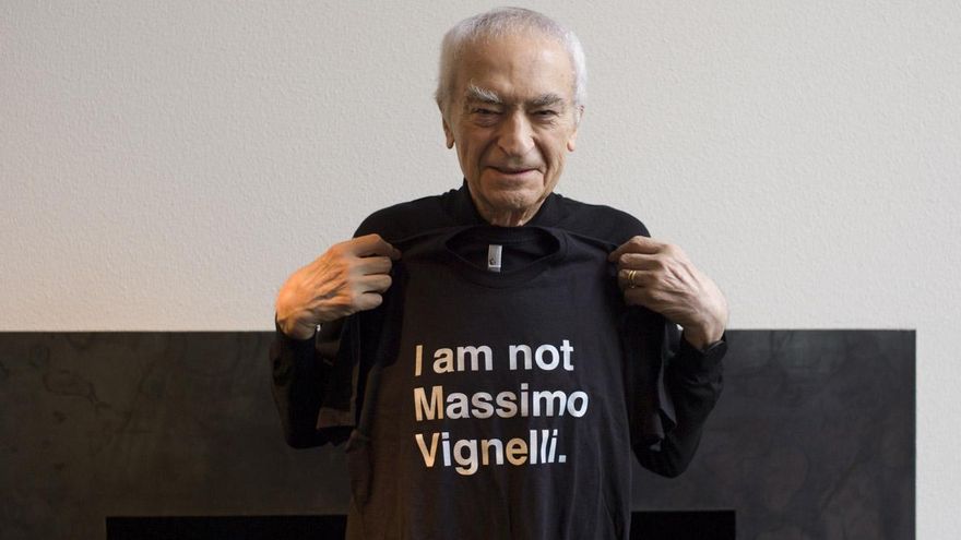 El diseñador gráfico Massimo Vignelli ironiza con una camiseta que alude a su nombre.