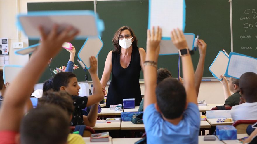 Una profesora con mascarilla en una clase en Niza (Archivo).
