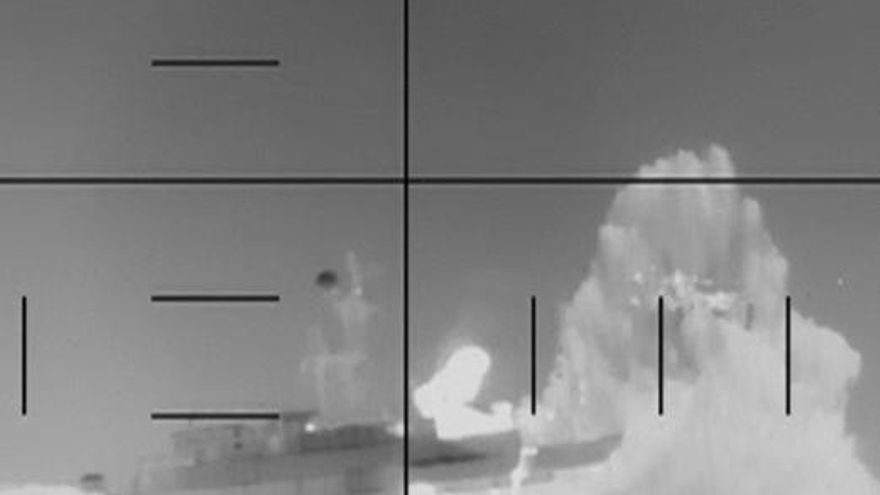 Captura de pantalla del vídeo del Pentágono que muestra el ataque de EEUU a un buque iraní.