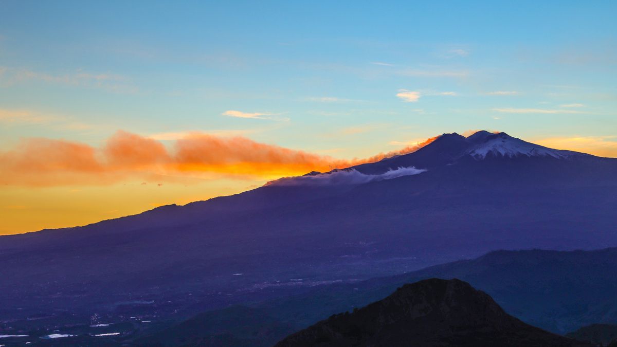 Según los primeros informes, un aumento repentino de presión en el sistema magmático provocó el hundimiento parcial de una de las bocas activas