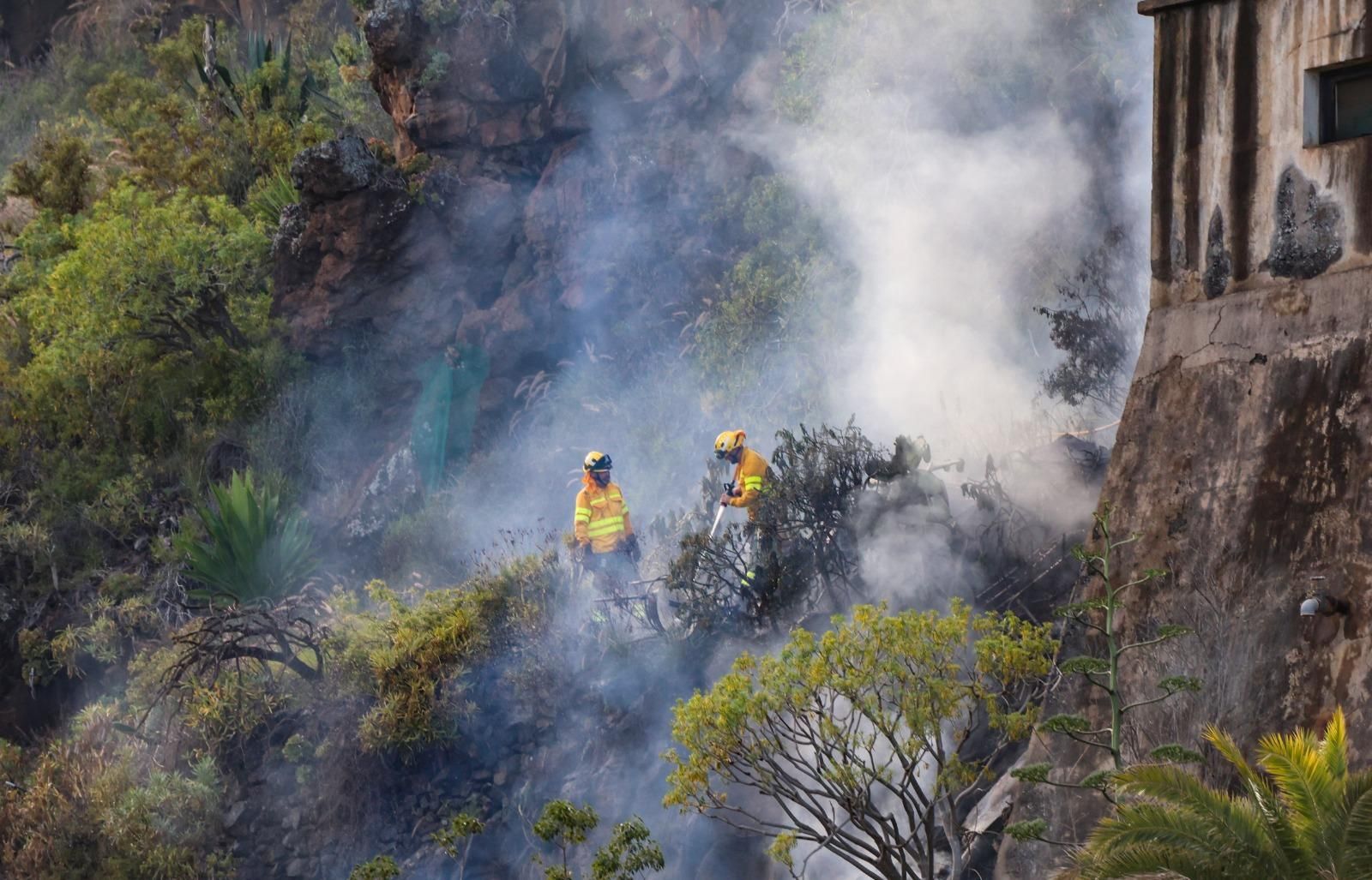 Dispositivo en el incendio del sendero de los Molinos de Bellido. JOSÉ AYUT