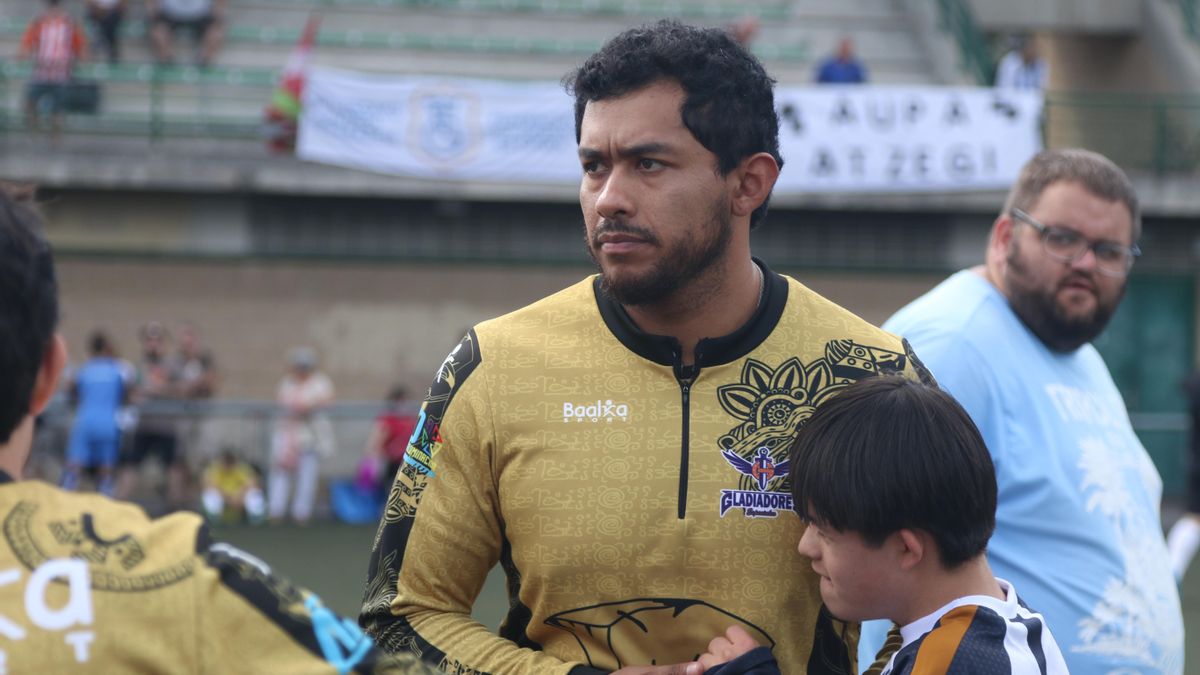 Obed Aguilar, entrenador de Gladiadores Especiales, junto a un jugador