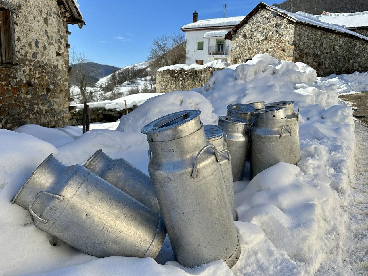 Las lecheras esperando entre la nieve.