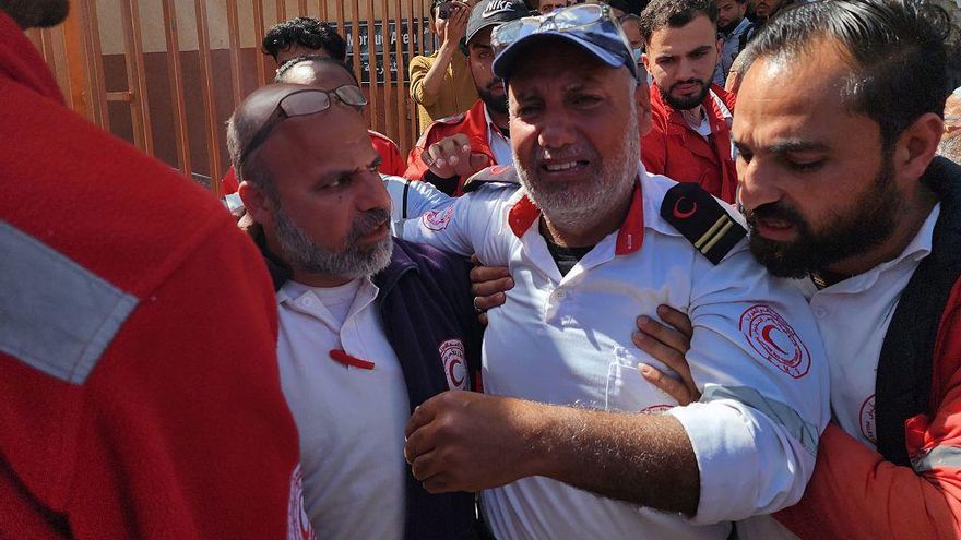 Testimonio de un rescate agónico de trabajadores humanitarios en una fosa en Gaza: “Los mataron con los uniformes puestos”