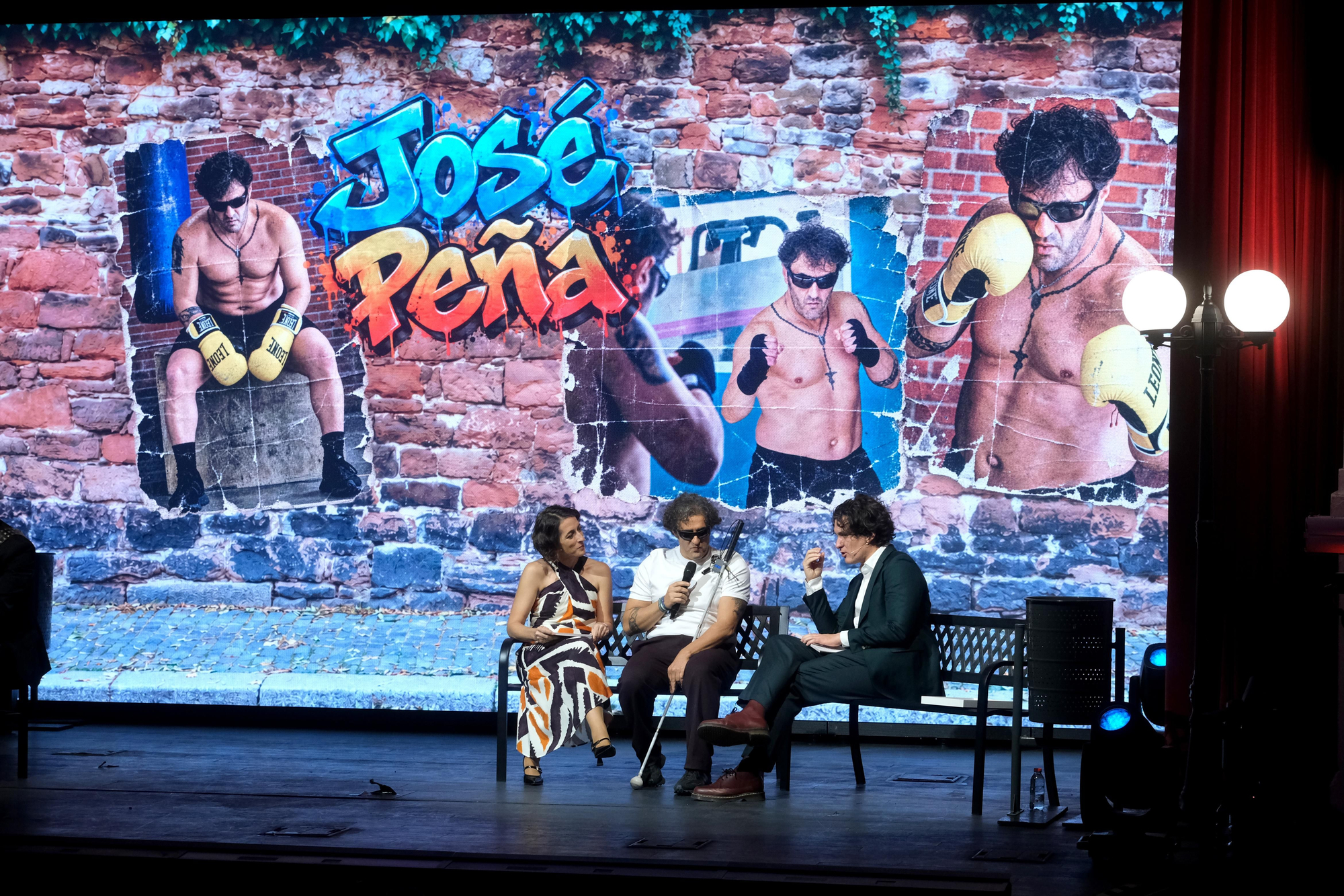 El premiado, durante la breve entrevista con los presentadores.