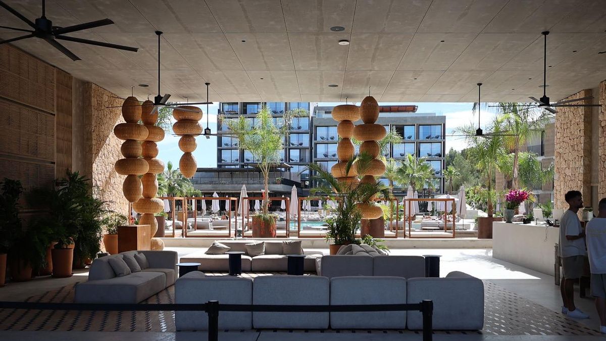 Aspecto de la piscina del establecimiento a través de la recepción.