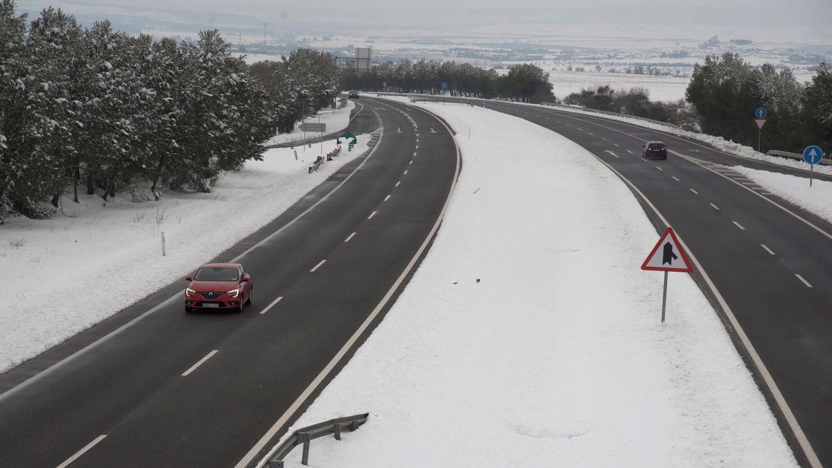 El temporal Filomena que continúa azotando la península afecta a 390 carreteras de la red principal, y 137 de la secundaria están cortadas, según ha informado sobre las 23.00 horas de hoy la Dirección General de Tráfico (DGT). EFE/Antonio Blasco