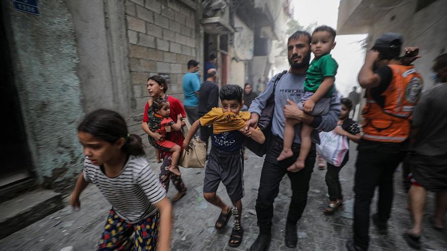 Palestinos, huyendo de los bombardeos en Gaza.