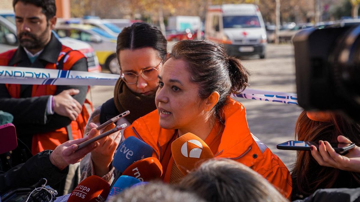 Carmen Torrico, psicóloga de Cruz Roja atiende a los medios a las puertas del centro cívico Poniente Sur