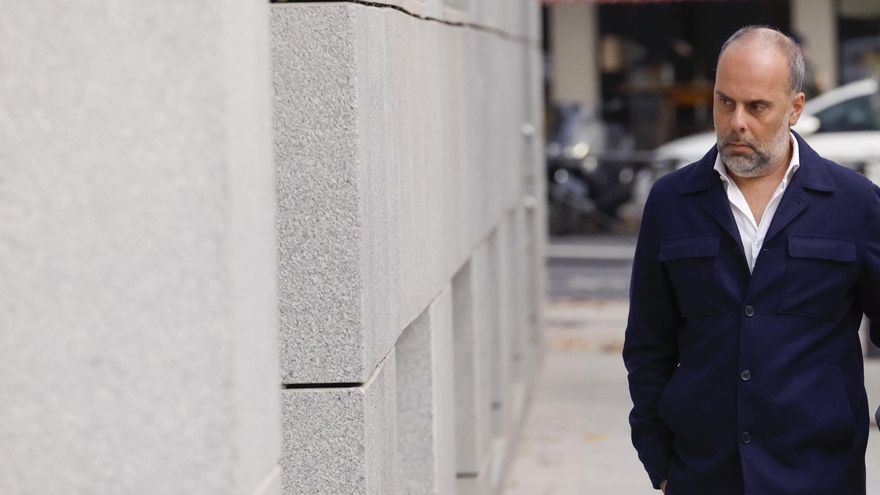 Javier Serrano, uno de los dos socios del comisionista Víctor de Aldama a su llegada a la Audiencia Nacional de Madrid este martes donde el juez del caso Koldo les toma declaración como investigados. EFE/ Javier Lizón