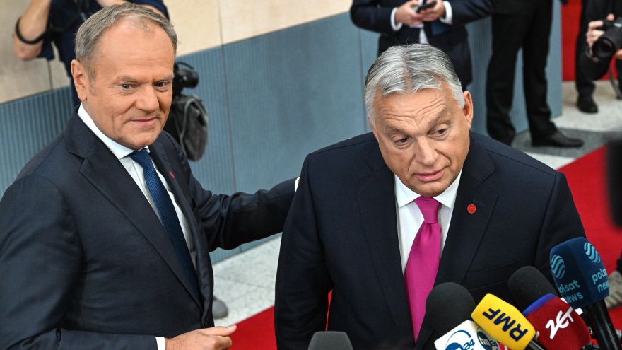 El exprimer ministro de Hungría Viktor Orbán, y el primer ministro de Polonia, Donald Tusk.