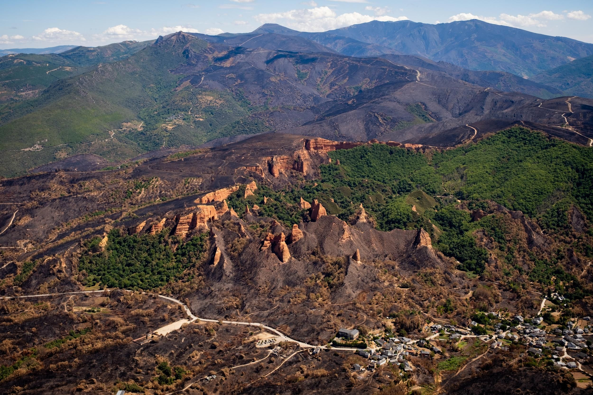 La desolación de Las Médulas tras los incendios, a vista de pájaro de Greenpeace
