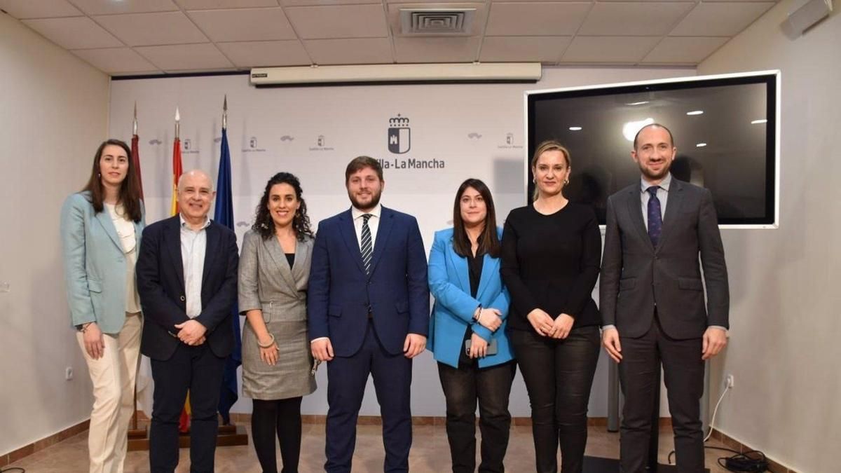 Salu García Alfaro (chaqueta azul a la derecha) toma posesión como nueva directora general de Vivienda del Gobierno regional
