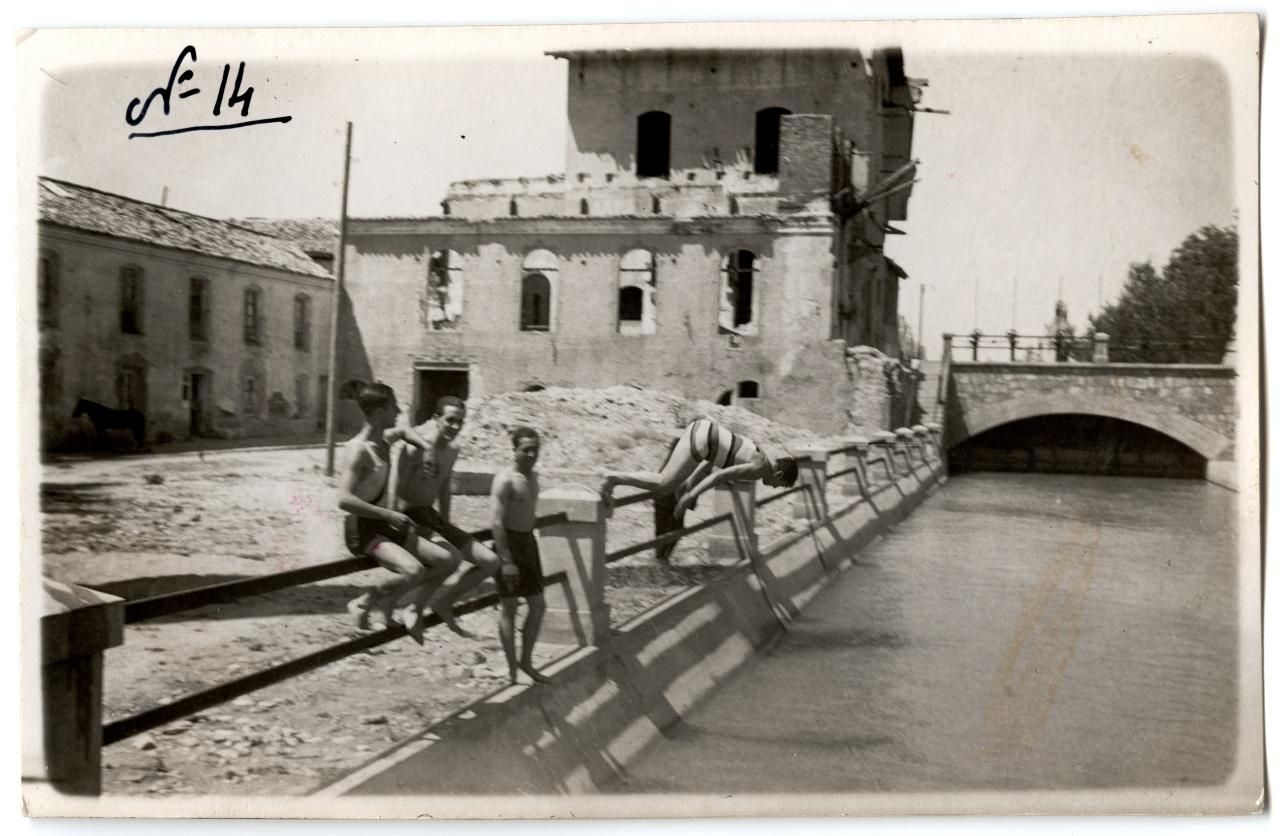 Grupo de jóvenes disfrutando de un baño en el canal del rio Júcar en Villalgordo del Júcar (Albacete). Años 20. Fondo Luis Escobar. AHP Toledo.