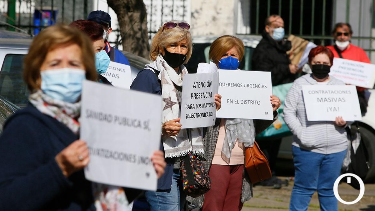 Concentración en los centros de salud para pedir más recursos para la sanidad pública