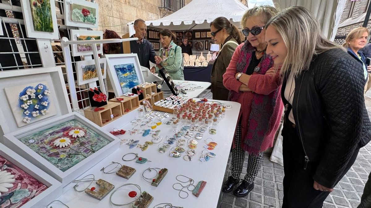 Abre la Feria de la Cerámica y la Alfarería de León 2026 con una veintena de puestos
