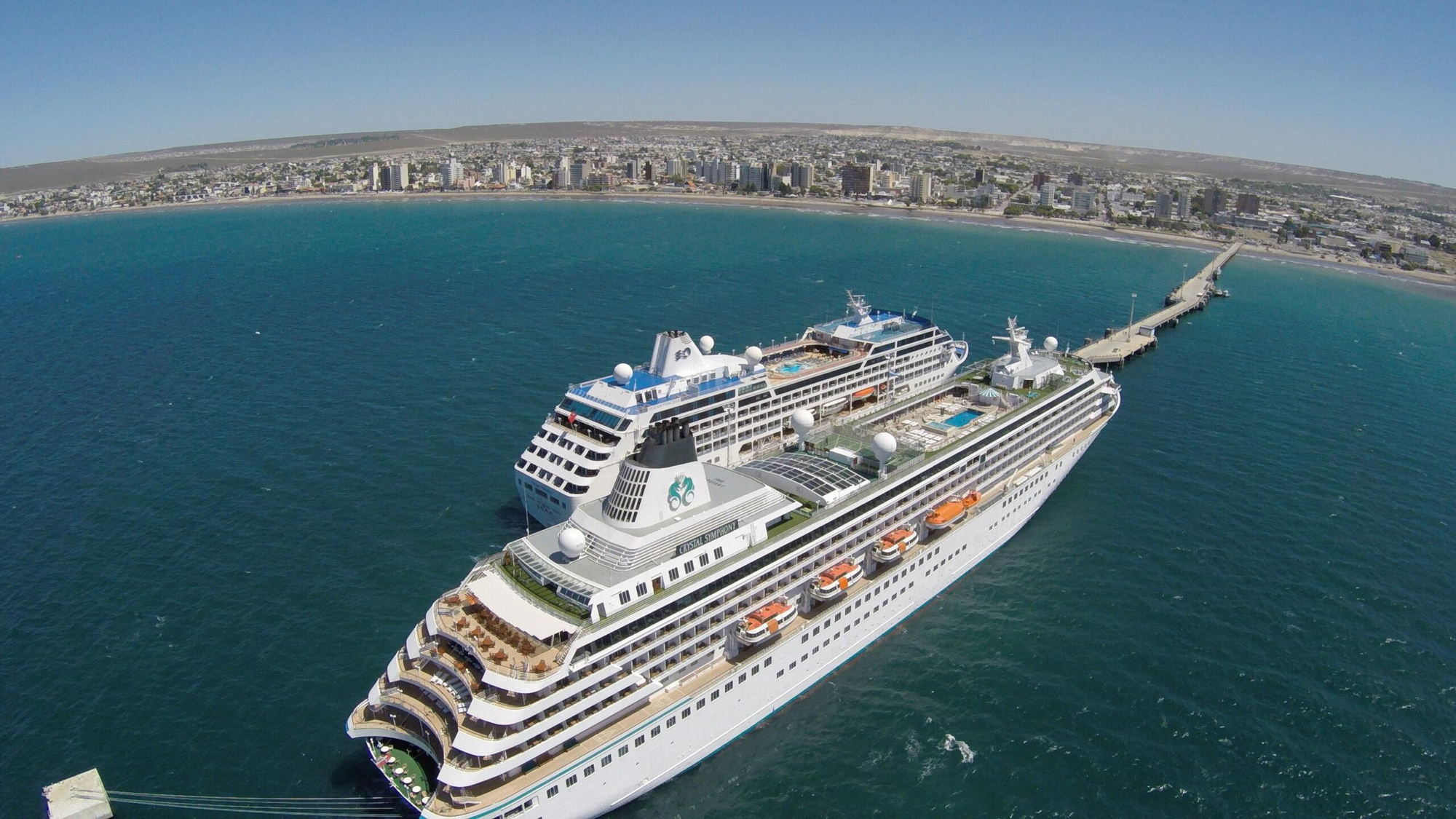 Al fondo se ve el Muelle Comandante Luis Piedrabuena, ubicado en la ciudad de Puerto Madryn, en la provincia de Chubut, donde llegan cientos de cruceros para el avistamiento de ballenas. Foto: cortesía Secretaría de turismo de Puerto Madryn