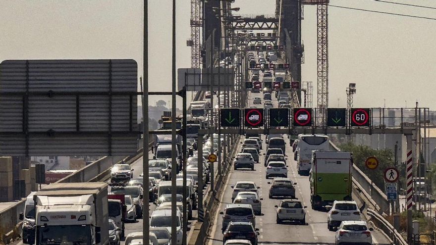 Tráfico denso en la S30 de Sevilla este jueves, día en que comienza la segunda fase de la operación salida del mes de agosto.