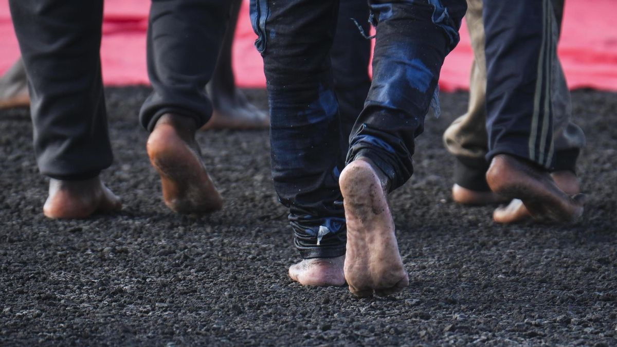 Salvamento Marítimo ha rescatado este sábado a los 166 integrantes de un cayuco, uno de ellos fallecido, que navegaba en aguas cercanas a Tenerife y los ha trasladado al puerto de Granadilla, donde han sido atendidos por la Cruz Roja. EFE/Alberto Valdés