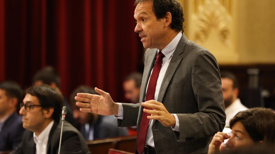 Archivo - El diputado del PSOE Marc Pons i Pons interviene durante un pleno en el Parlament balear.