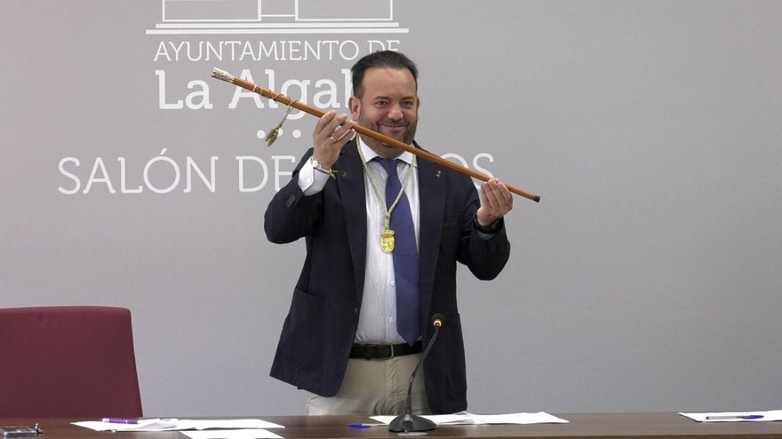 Diego Agüera, reelegido alcalde de La Algaba, con el bastón de mando.