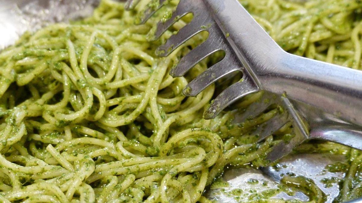 La receta peruana de tallarines con salsa verde que es una alternativa muy sabrosa al pesto