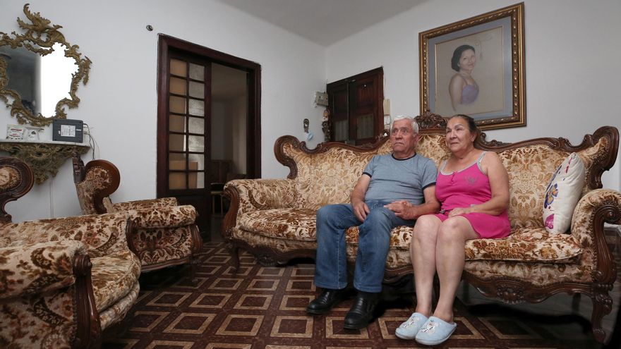 José y Mari, en la casa de donde esperan ser desahuciados.