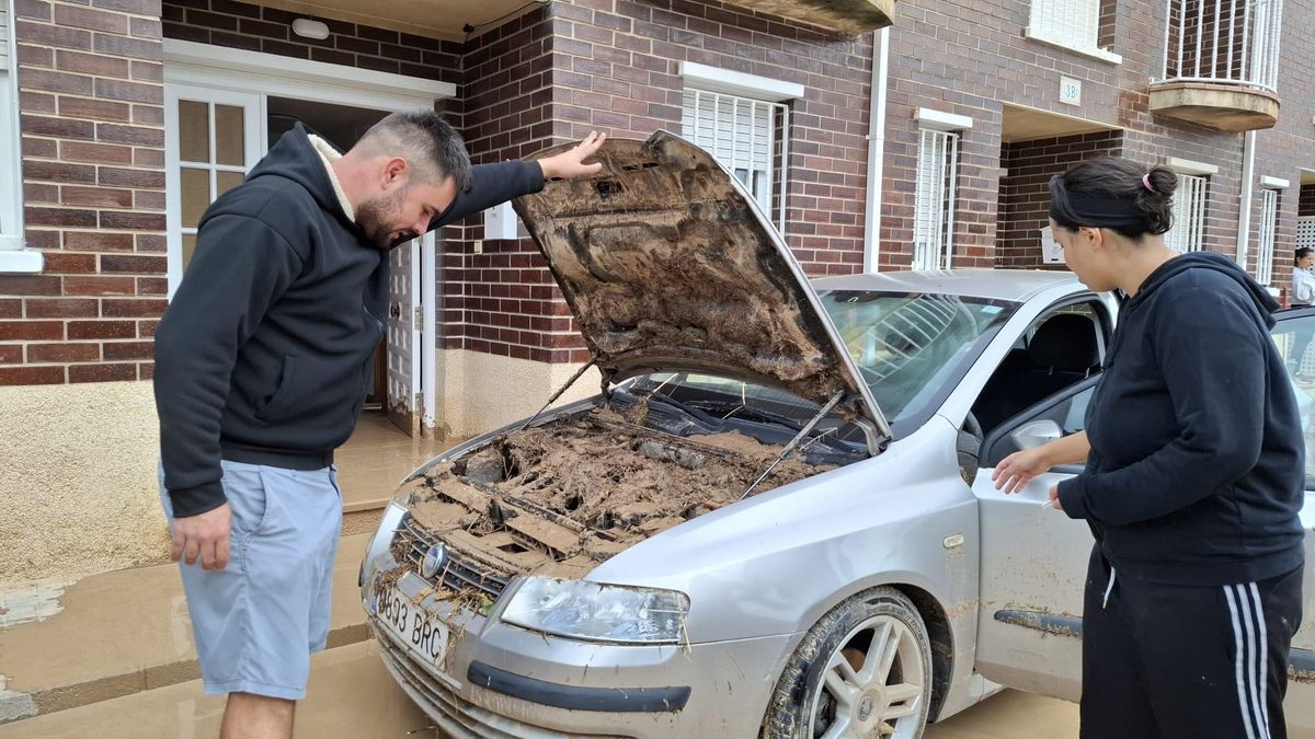 Uno de los coches arrastrado por la lluvia en María de Huerva, lleno de barro hasta arriba.