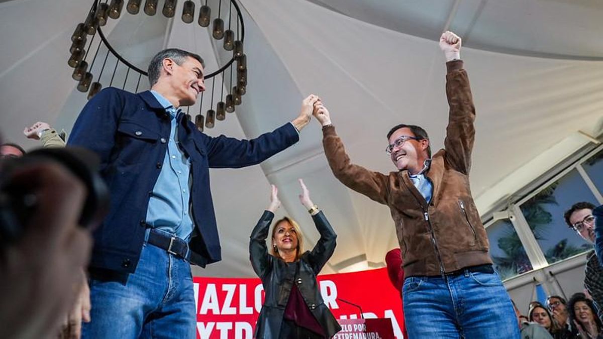El presidente del Gobierno, Pedro Sánchez, al finalizar el mitin el pasado miércoles en Mérida junto al candidato del PSOE Miguel Ángel Gallardo