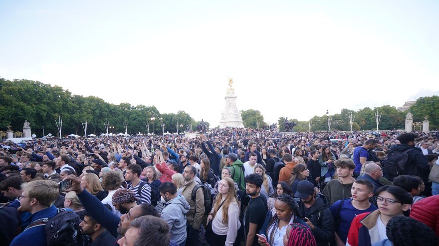 Reino Unido llora la muerte de su reina más longeva y se prepara para Carlos III