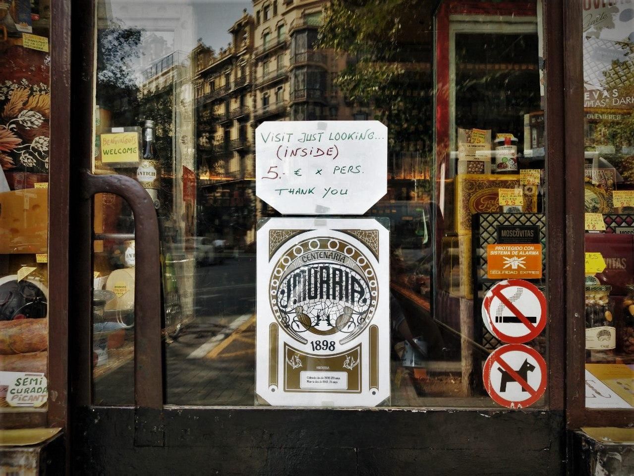 El cartel del colmado Múrria para disuadir a turistas