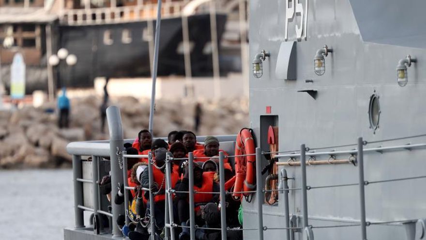 Imagen de archivo del barco Alan Kurdi desembarcando en el puerto italiano de Pozzallo a 32 rescatados