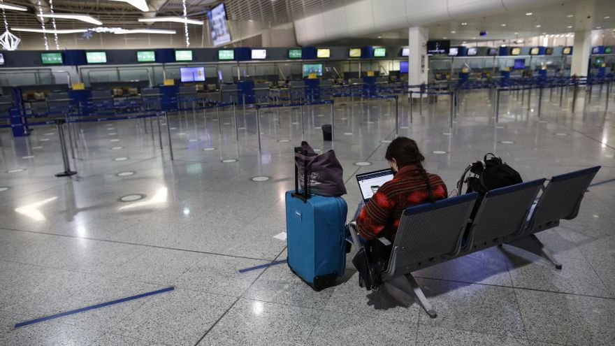 Grecia eleva a diez días la cuarentena para viajeros del Reino Unido