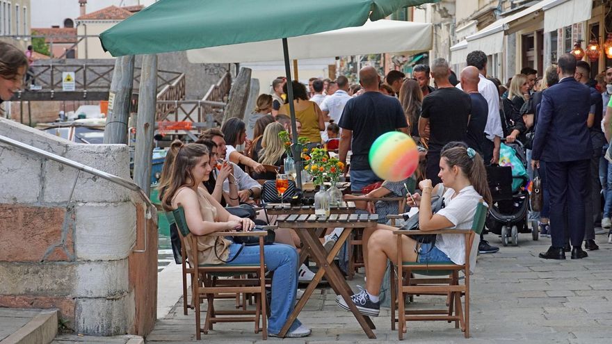 Decenas de personas tomaban el aperitivo en una terraza de Venecia el pasado domingo.