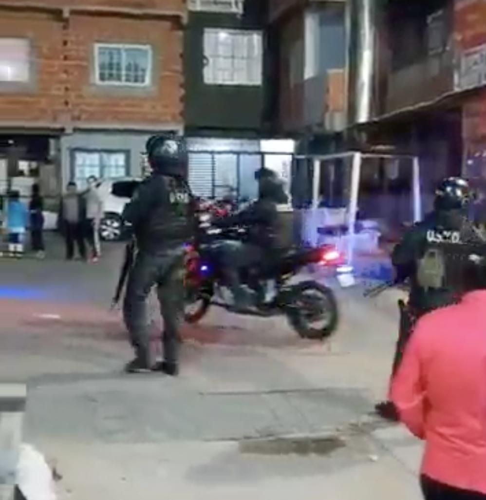 Durante el Operativa Tormenta Negra, agentes motorizados y armados atravesaron la cancha en medio de una práctica.