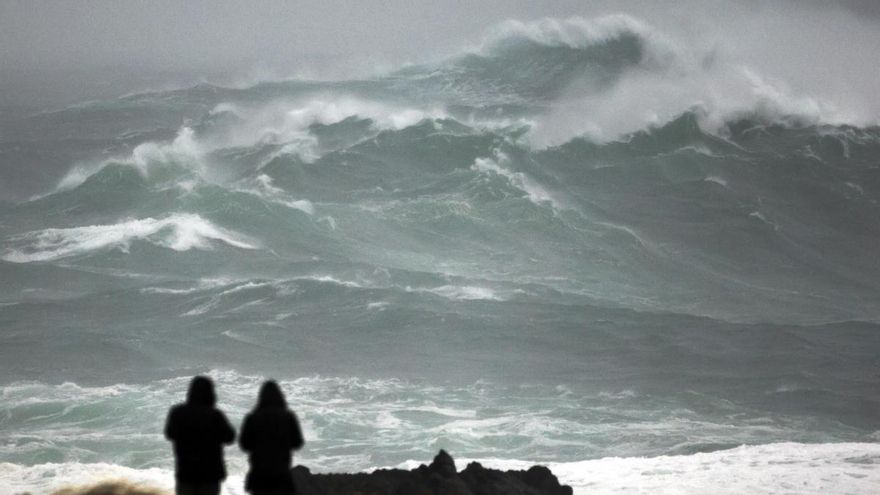 Dos personas obsevan el estado del mar en la costa de Valdoviño, A Coruña, este lunes.
