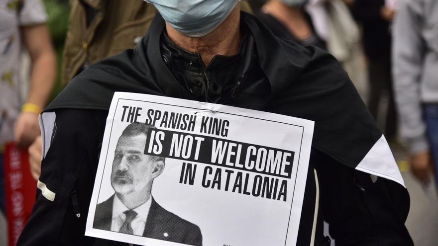 Pancarta en rechazo a la visita del Rey Felipe VI a Barcelona en un acto del BNEW