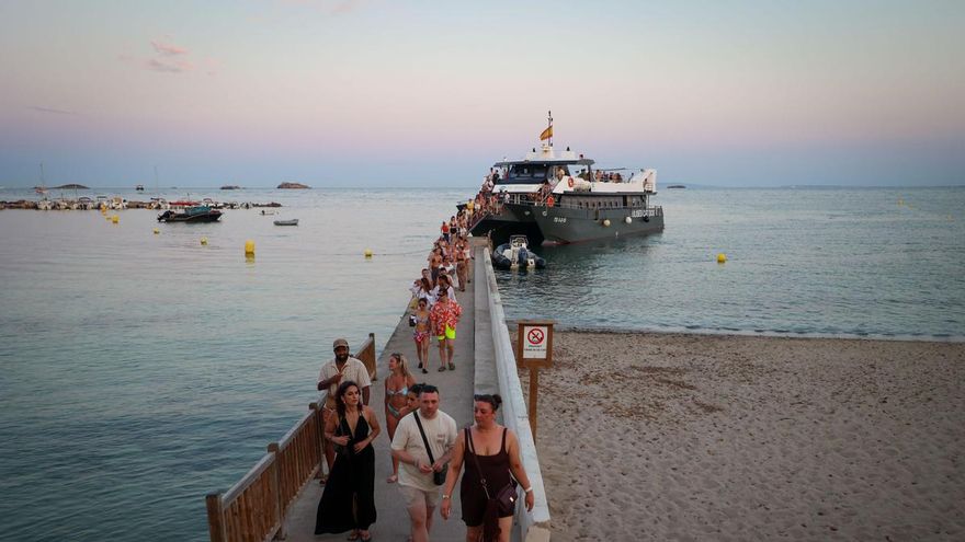 Una embarcación llega a Platja d'en Bossa para desembarcar.
