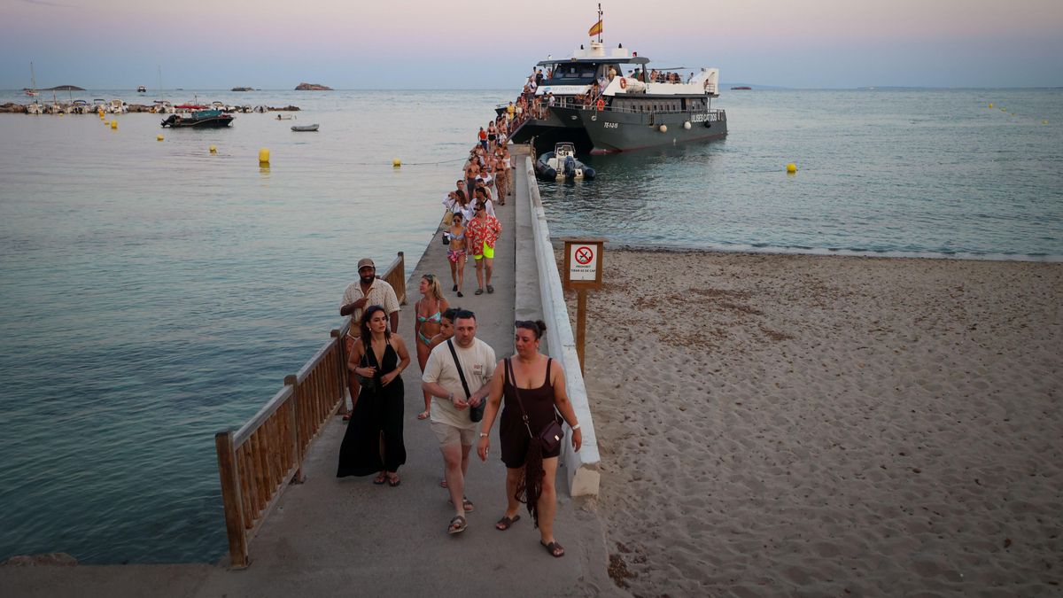 Una embarcación llega a Platja d'en Bossa para desembarcar.