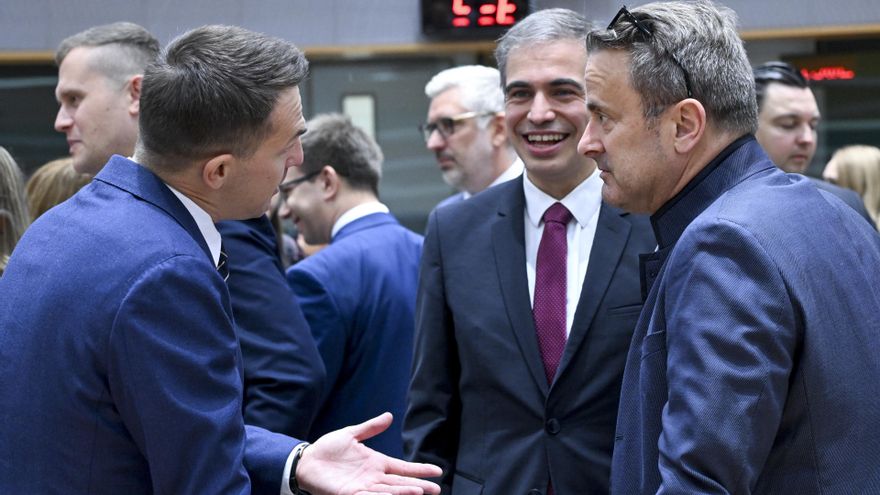 El secretario de Estado para la UE, Fernando Sampedro, conversa con los ministros del ramo de Polonia, Adam Szlapka (I), y de Luxemburgo, Xavier Bettel, al inicio del Consejo de Asuntos Generales de la UE en Bruselas.