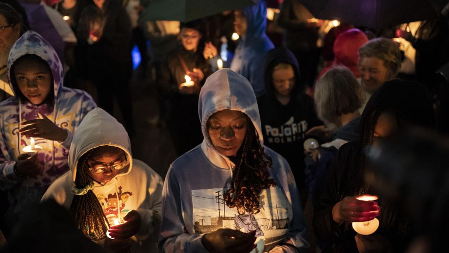 Un grupo de personas sostiene velas durante una vigilia para las conmemoraciones del centenario de la Masacre racista de Tulsa en el histórico barrio de Greenwood en mayo de 2021. Foto: Ap Photo / John Locher 