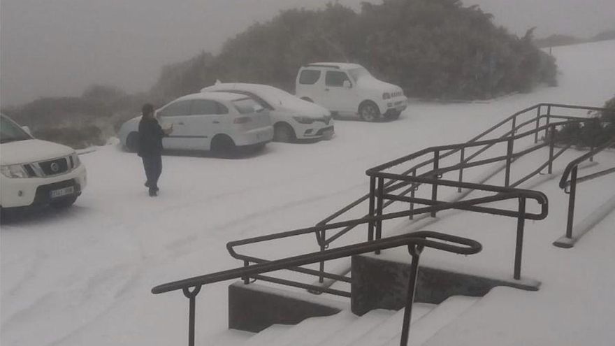 Entorno de la residencia del IAC en el Observatorio del Roque de Los Muchachos, en las cumbres de Garafía, este sábado, cubierto por un manto blanco de nieve.
