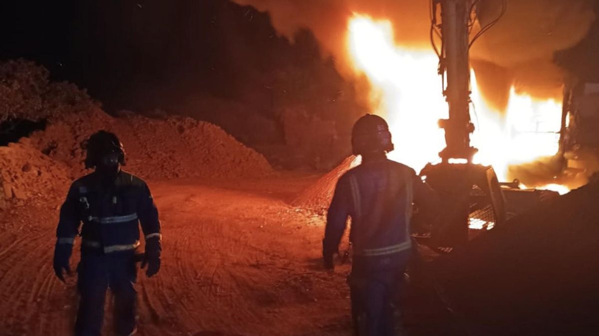 Bomberos de Tenerife intervienen en el incendio de una maquinaria de obra en la TF-61